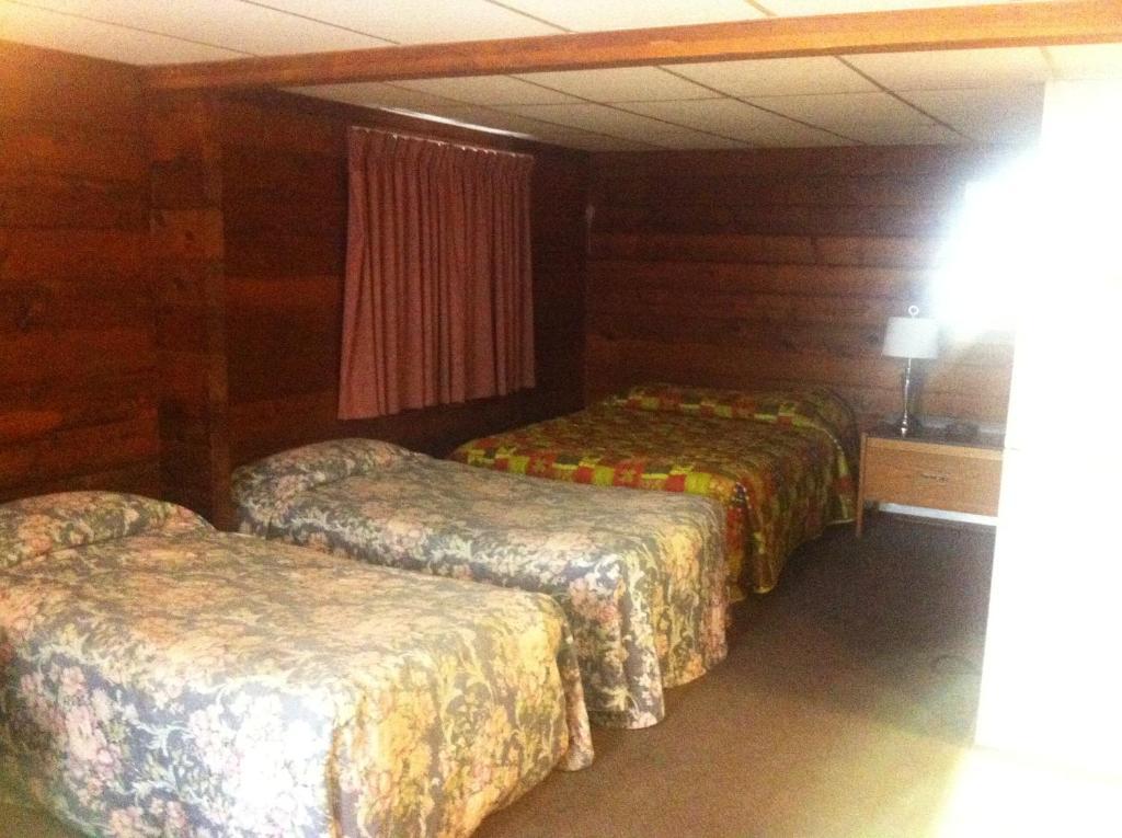 Raccoon Lodge Motel Sylvan Lake Habitación foto